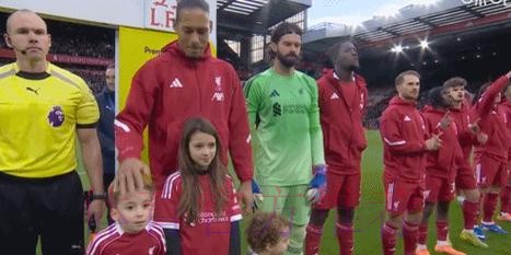 安菲尔德感人一幕!若塔幼子担任球童,裁判躬身击掌,你永不独行 安菲尔德感人一幕!若塔幼子担任球童,裁判躬身击掌,你永不独行