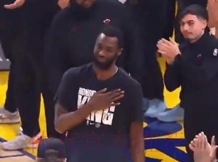 当勇士球迷起立为威金斯鼓掌时,队友鲍威尔对他说:别哭 当勇士球迷起立为威金斯鼓掌时,队友鲍威尔对他说:别哭